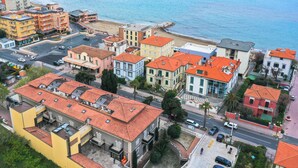Un pueblo costero con edificios coloridos, una playa y vista al mar.