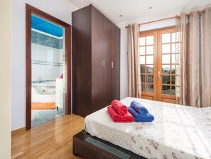 3 chambres, fer et planche à repasser, accès Internet, draps fournis