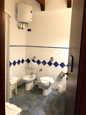 A bathroom with a bidet, toilet, sink, and towel rack. - Villa in Lampedusa for two people,<br>proprietary<br>Nunzia (Lampedusa)
