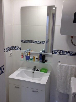 Combined shower/bathtub, hair dryer, towels