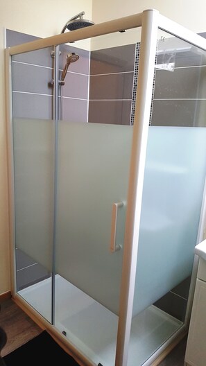 Dusche, Haartrockner, Handtücher, Toilettenpapier