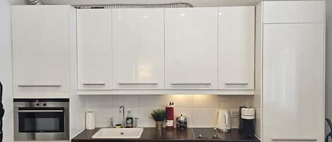 Frigorífico, microondas, horno y placa de cocina