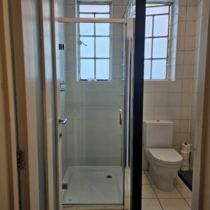 ヘアドライヤー、タオル、トイレットペーパー
