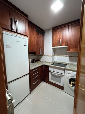 Køleskab, mikrobølgeovn, ovn, kogeplade