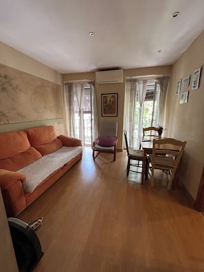 Smart TV, books, music library, video library - 2 Bedroom Apartament for rent next Atocha St. (Madrid)