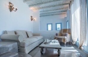 Televisión, chimenea, reproductor de DVD, estéreo