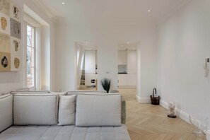 TV - Chic 1BD Flat in the Heart of South Kensington (London)