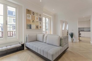 TV - Chic 1BD Flat in the Heart of South Kensington (London)