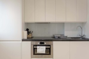 Réfrigérateur, un four, surface de cuisson, lave-vaisselle