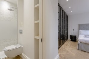 Shower - Chic 1BD Flat in the Heart of South Kensington (London)