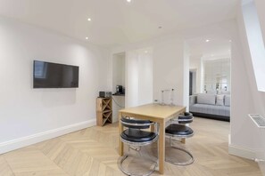 Dining - Chic 1BD Flat in the Heart of South Kensington (London)