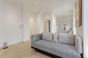 TV - Chic 1BD Flat in the Heart of South Kensington (London)