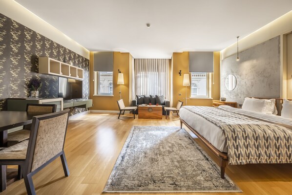 Superior Suite | Living area | 150-cm Smart TV with satellite channels, TV, Netflix - Ansen Suites (Istanbul)