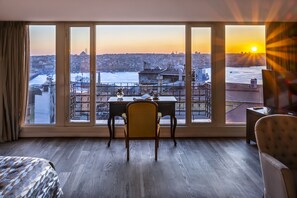 Penthouse Luxe, non-fumeurs, vue mer | Literie de qualité supérieure, minibar, coffres-forts dans les chambres