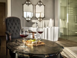 Penthouse Luxe, non-fumeurs, vue mer | Coin séjour | TV connectée de 150 cm avec chaînes par satellite, télévision, Netflix