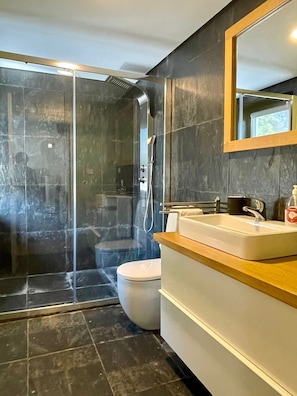 Badewanne, Handtücher, Seife, Toilettenpapier
