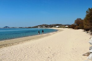 Playa en los alrededores, camastros y toallas de playa 