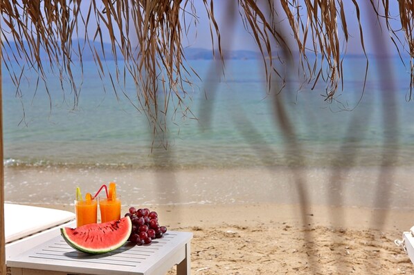Beach nearby, sun loungers, beach towels