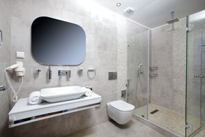 Combinazione doccia/vasca, asciugacapelli, asciugamani, sapone