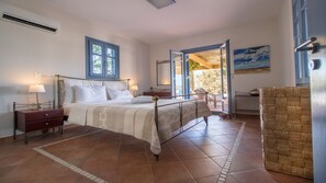 5 soverom, safe på rommet, strykejern/-brett og reiseseng for barn