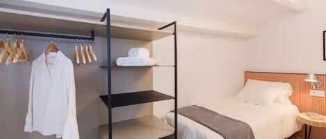 3 slaapkamers, geluiddichte muren, een strijkplank/strijkijzer