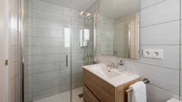 Free toiletries, hair dryer, bathrobes, towels