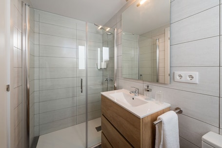 Free toiletries, hair dryer, bathrobes, towels. Nice duplex in the center of Terrassa (Barcelona)
