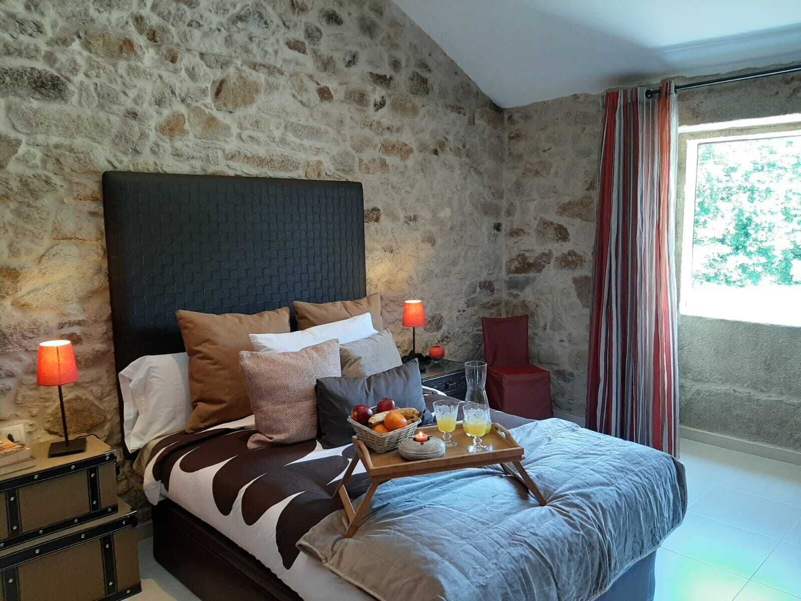 2 habitaciones, tabla de planchar con plancha, cuna de viaje y wifi 