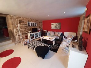 テレビ、暖炉、DVD プレーヤー、書庫