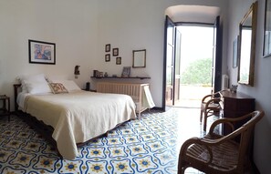 5 bedrooms, iron/ironing board, free WiFi, bed sheets