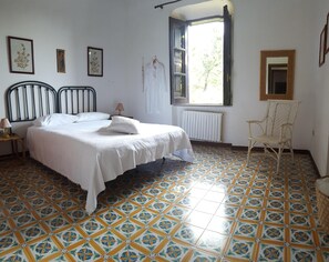 5 bedrooms, iron/ironing board, free WiFi, bed sheets - Historic house in the green, but a few steps from the sea. (Santa Maria)