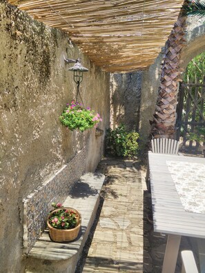 Outdoor dining - Historic house in the green, but a few steps from the sea. (Santa Maria)