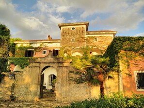 Exterior - Historic house in the green, but a few steps from the sea. (Santa Maria)
