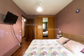 4 slaapkamers, een bureau, een strijkplank/strijkijzer, gratis wifi