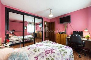 4 habitaciones, escritorio, tabla de planchar con plancha y wifi gratis 