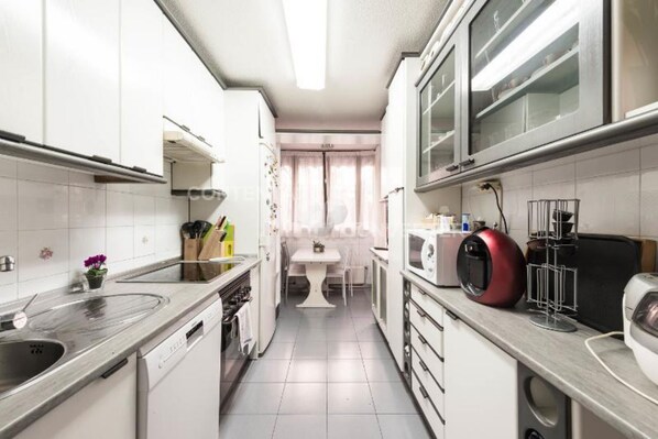 Jääkaappi, mikroaaltouuni, uuni, liesi