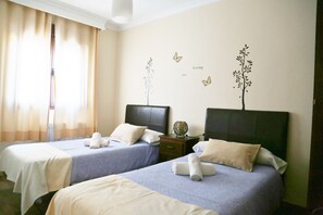 3 Schlafzimmer, Schreibtisch, Bügeleisen/Bügelbrett, Reisekinderbett