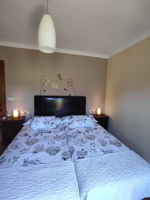 4 bedrooms, desk, iron/ironing board, free WiFi