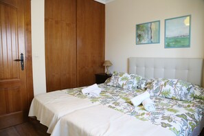 3 bedrooms, desk, iron/ironing board, travel cot