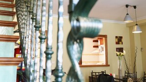 Eine Wendeltreppe mit Holzbodenstufen und Metallgeländern.