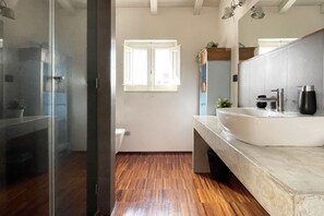 Combined shower/bathtub, hair dryer, bidet, towels