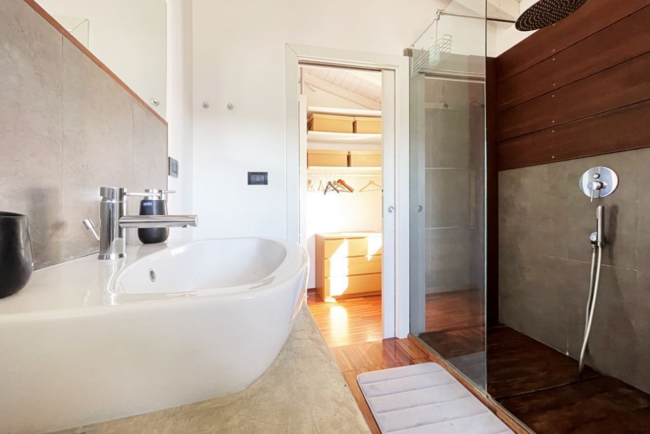 Combined shower/tub, hair dryer, bidet, towels