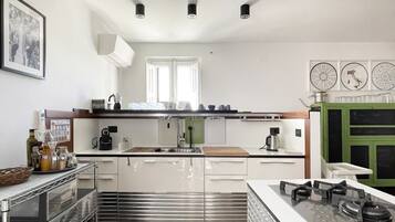 KĂŒhlschrank, Mikrowelle, Ofen, Herdplatte