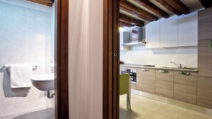 Ein modernes Badezimmer mit Waschbecken, Spiegel und Handtuchhalter.