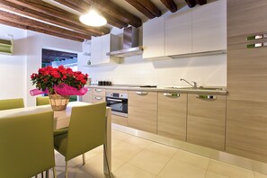 Réfrigérateur, un four, surface de cuisson, lave-vaisselle