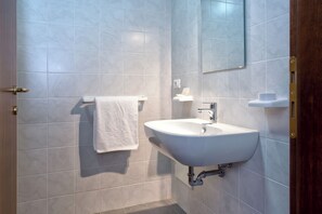 Haartrockner, Handtücher, Seife, Shampoo