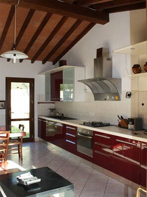 Frigorífico, horno, placa de cocina y lavavajillas