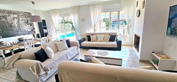Smart TV, chimenea, reproductor de DVD y libros 