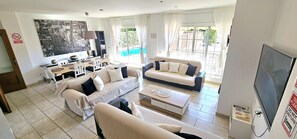 Älytelevisio, takka, DVD-soitin, kirjoja