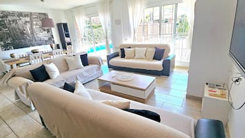 Een smart-tv, een open haard, een dvd-speler en boeken